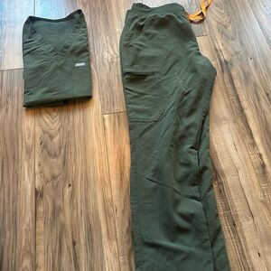 Figs scrubs set in moss